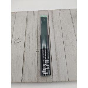 Puede incluir: Un paquete de cremallera Flex Knit de color verde oscuro. El paquete tiene el texto "The 100% Polyester Knit Tape Zipper" y la marca "Flex Knit". La cremallera mide 45.7 cm de largo.