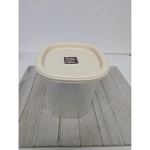 Rubbermaid 6 cups Servin Saver #5 Sheer Square Canister Storage Almond Lid