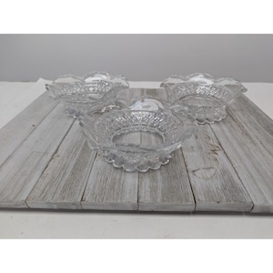 Ensemble de 3 bols vintage en verre pressé transparent avec bords festonnés et losanges
