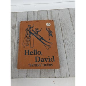 Puede incluir: Un libro vintage marrón titulado "Hello, David" con las palabras "Teachers' Edition" impresas debajo. La portada presenta una ilustración en blanco y negro de tres niños jugando en un tobogán.
