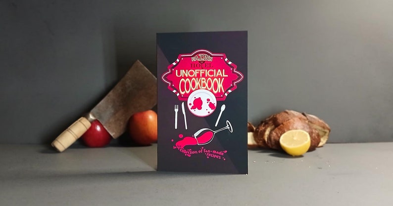 Pu&ograve; includere: Un ricettario nero con un cartello rosso e bianco che dice "Wazem's House Unofficial Cookbook". Il cartello ha un bordo rosso e un interno bianco. Il ricettario ha un bicchiere di vino rosso con un liquido rosso che ne fuoriesce. Il bicchiere &egrave; su un piatto bianco con schizzi rossi. Ci sono due forchette e un cucchiaio sul piatto. Il ricettario ha il testo "A collection of fear-made recipes."