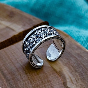 Malteserkreuz Ring. Handgefertigtes Malteserkreuz aus Sterlingsilber mit Blumen.