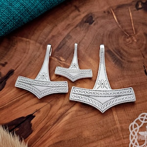 Romersdal mjolnir pendant. Sterling silver Thor hammer necklace. Handmade mjolnir replica from Bornholm.