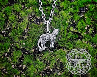 Collana con ciondolo a forma circolare in oro 14K con gatto e luna e zirconi cubici