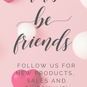 Puede incluir: Fondo rosa con el texto "let's be friends" en fuente cursiva negra. Debajo del texto est&aacute; "FOLLOW US FOR NEW PRODUCTS, SALES AND GIVEAWAYS!" en texto negro. Debajo de eso hay un icono de redes sociales para Instagram y Facebook. El texto "@MOTHERBLISSCO" est&aacute; debajo de los iconos. Hay corazones y c&iacute;rculos rosas y blancos dispersos alrededor del texto.