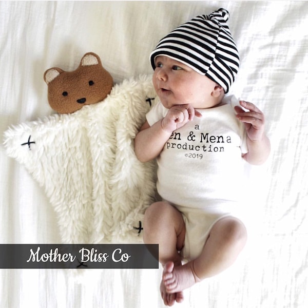 Body de una pieza hecho a mano y personalizado con la inscripción "Producción de..." Regalo ideal para baby shower / Regalo para mamá primeriza / Regalo para amantes del cine / Regalo para recién nacido / Conjunto para la salida del hospital