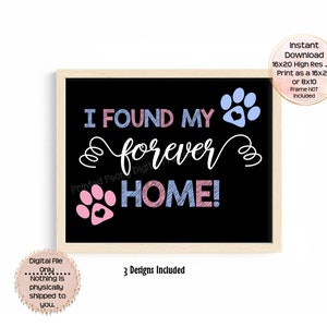 Può includere: Una lavagna nera con una cornice in legno bianco, che presenta un design con impronte di zampe rosa e blu con il testo "HO TROVATO LA MIA CASA PER SEMPRE!"