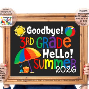 Könnte beinhalten: Ein gerahmter Druck im Tafelstil mit den Worten "Goodbye! 3rd Grade Hello! Summer 2026" in bunten Buchstaben. Das Design umfasst eine Sonne, einen Strandball und einen Sonnenschirm. Der Rahmen ist hellbraun.