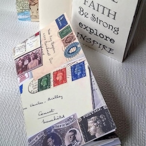 Diario spazzatura in tema postale vintage.  Si adatta alle copertine dei taccuini dei viaggiatori, al taccuino del diario in carta mista con copertina postale vintage con etichette