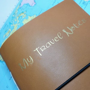 Complemento de texto personalizado largo. Letras y caligrafía metálicas, cita personalizada, monograma en cuero.
