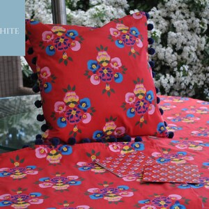 Leuchtend rot floral platsch Kissen mit Pom poms