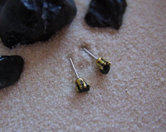 Lindos brincos extra pequenos de micro obsidiana negra bruta