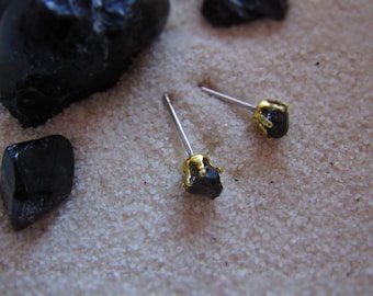 Lindos brincos pequenos de obsidiana negra bruta