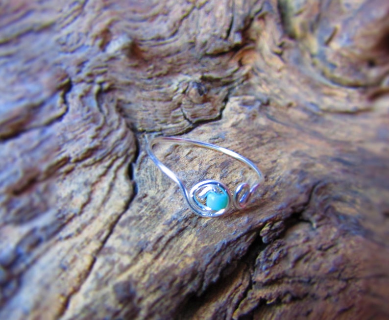 Hermoso pequeño anillo ajustable en espiral de color turquesa imagen 4