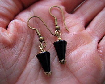 Lindos brincos pendentes de pedra ônix preta.
