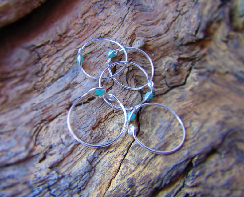 Hermoso pequeño anillo ajustable en espiral de color turquesa imagen 2