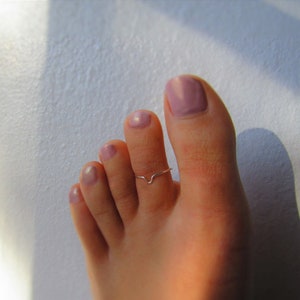 Beautiful Tiny Silver Single Wire Adjustable Toe Ring