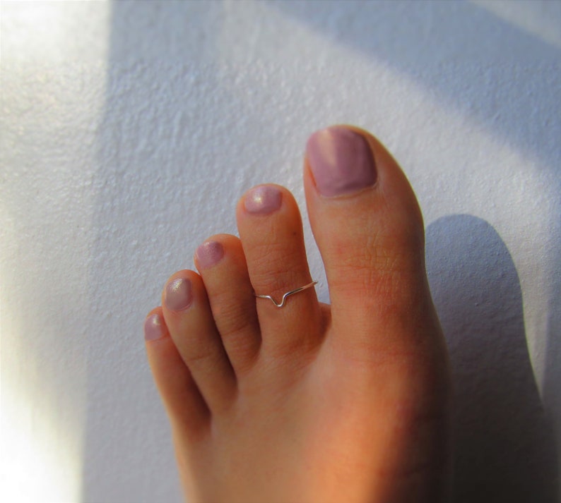 Beautiful Tiny Silver Single Wire Adjustable Toe Ring 