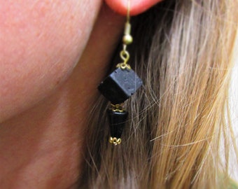 Lindos brincos pendentes em forma de cubo de rocha vulcânica preta e ônix preto.