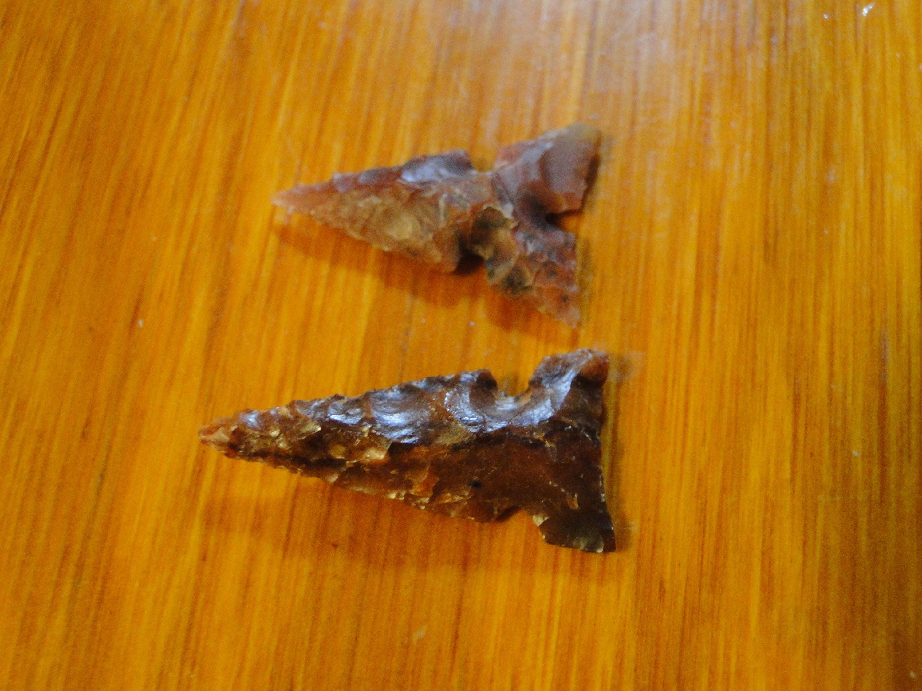 2 Authentic Indian Cahokia Arrowheads Points Artifacts - 7/8" x 1 1/8" - Highly Collectible - Very Nice!