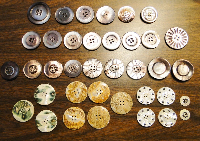 1 58-68 - 1 Chipped Button Nice Group! 37 MOP Mother Of Pearl Buttons Collection Most Are Larger Buttons
