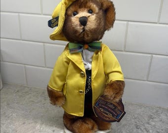 Orsetto vintage con bottoni in ottone "Mookie", collezione anni '20 del XX secolo, con etichetta e supporto. Orsetto con impermeabile giallo e cappello. Nuovo.