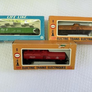 Vintage HO-modelltåg, parti med 3: Cox Shell Tanker Big Pine Fire Car Life Like CP Rail Gondola, godsvagnar i originalkartonger