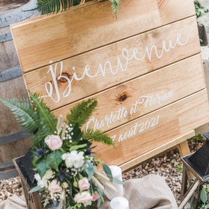 Panneau d'accueil Bienvenue en planche de pins Modèle Adèle, peint à la main, à personnaliser pour décoration de mariage ou autre image 1