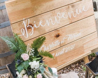 Panneau d'accueil "Bienvenue" en planche de pins Modèle Adèle, peint à la main, à personnaliser pour décoration de mariage ou autre