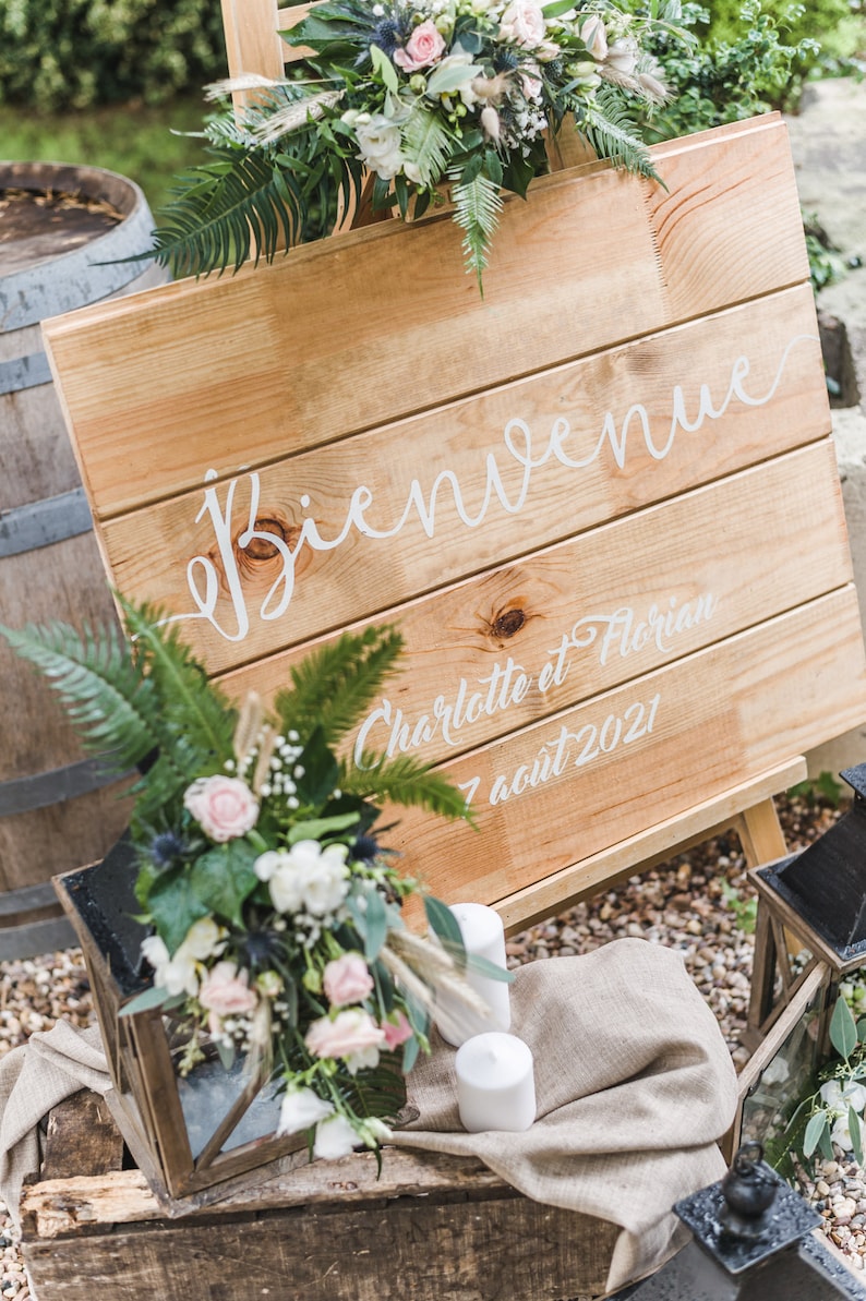 Panneau d'accueil Bienvenue en planche de pins Modèle Adèle, peint à la main, à personnaliser pour décoration de mariage ou autre image 1