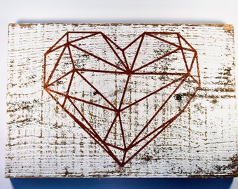 Panneau en bois et dessin de coeur géométrique
