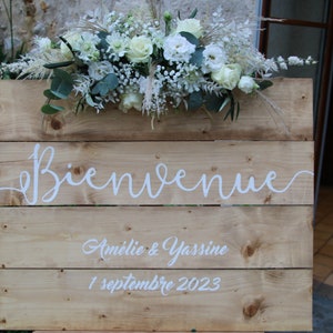 Panneau d'accueil Bienvenue en planche de pins Modèle Adèle, peint à la main, à personnaliser pour décoration de mariage ou autre Modèle teinté clair