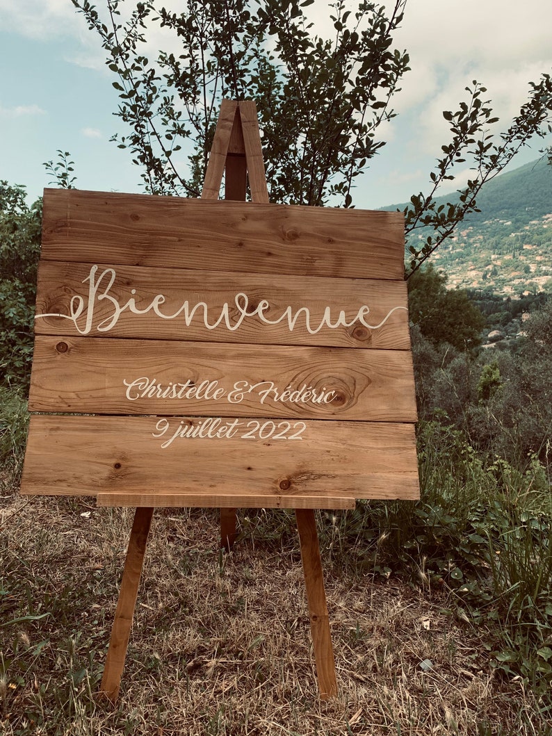 Panneau d'accueil Bienvenue en planche de pins Modèle Adèle, peint à la main, à personnaliser pour décoration de mariage ou autre Modèle teinté foncé