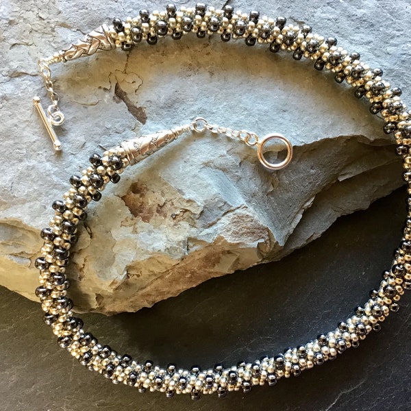 Klassieke zilveren en gunmetal gekleurde Kumihimo gevlochten kraal ketting. Japanse gevlochten kralen. Handgemaakte ketting. Ambachtelijke sieraden.