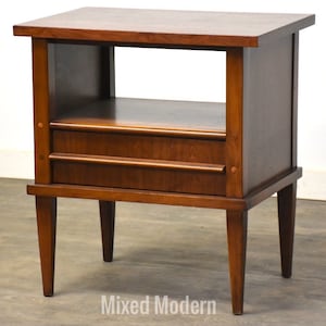 Walnut Nightstand by Kent Coffey Simplicité image 1