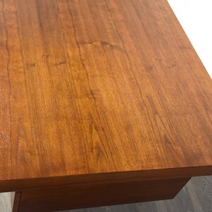 Roger Sprunger for Dunbar Walnut Executive Desk Bild 5