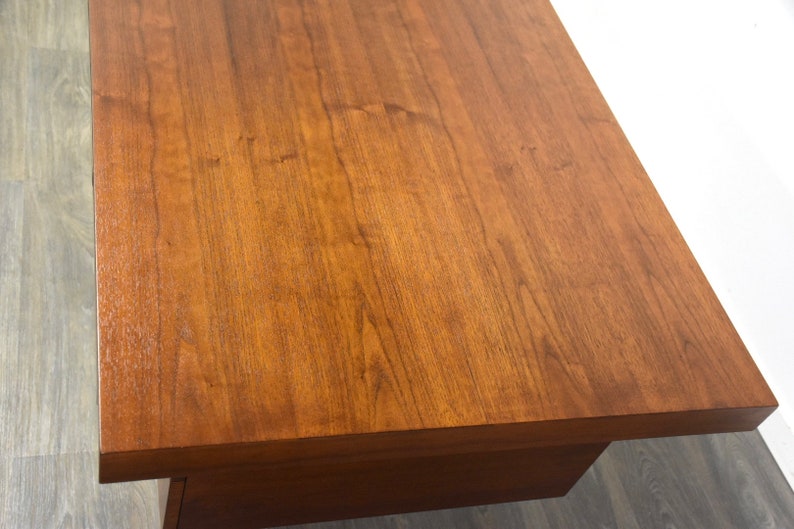 Roger Sprunger for Dunbar Walnut Executive Desk Bild 5