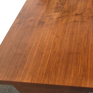 Roger Sprunger for Dunbar Walnut Executive Desk Bild 6