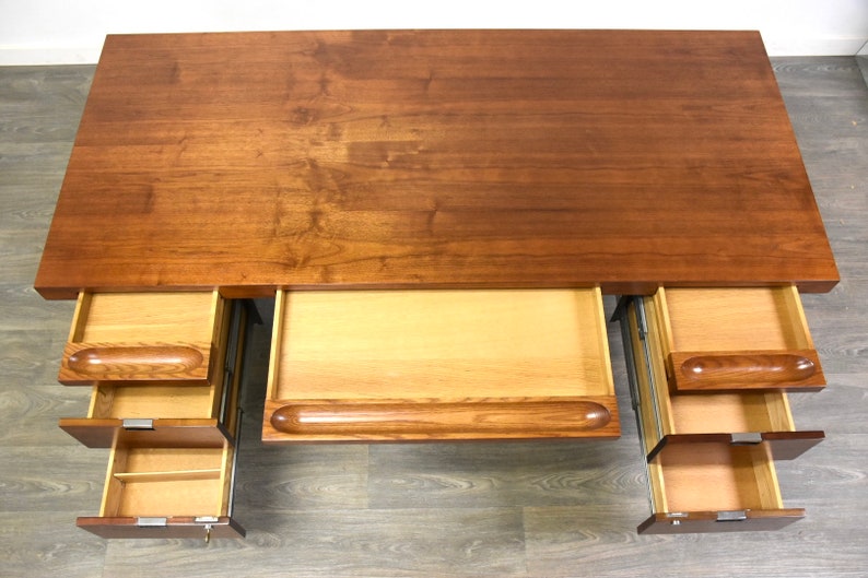 Roger Sprunger for Dunbar Walnut Executive Desk Bild 4