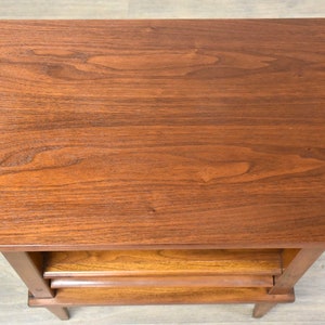 Walnut Nightstand by Kent Coffey Simplicité image 4