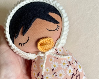 Fascia per bambola di pezza floreale: bambola di peluche Waldorf fatta a mano
