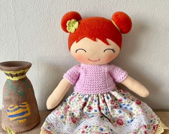 Bambola di pezza rossa: peluche Waldorf fatto a mano