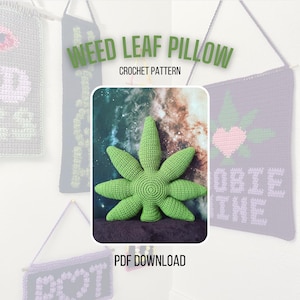 Peut inclure: Un coussin en forme de feuille de cannabis verte au crochet. L'image comprend le texte "WEED LEAF PILLOW CROCHET PATTERN PDF DOWNLOAD". L'arrière-plan est une image de galaxie. D'autres articles au crochet sont en arrière-plan.