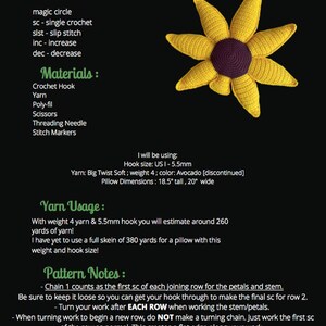Puede incluir: Un girasol tejido a ganchillo con p&eacute;talos amarillos y un centro morado oscuro. La imagen incluye texto que detalla las puntadas, los materiales, el uso del hilo y las notas del patr&oacute;n. Las dimensiones de la almohada son 47 cm de alto y 51 cm de ancho.
