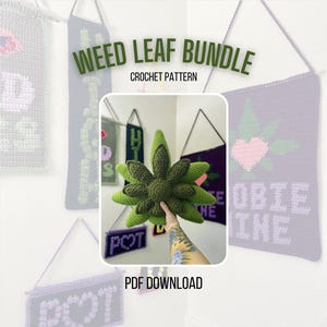 Puede incluir: Un paquete de patrones de crochet con una almohada de hoja de hierba verde y tapices de pared con las palabras "Pot", "Hippie", "Toke" y "Love the Vibe".