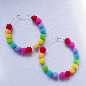 Pendientes de aro plateados con pompones de arcoíris peludos hechos a mano