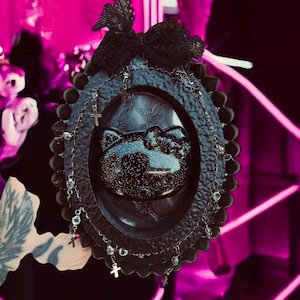 Small oval gothikitty black frame