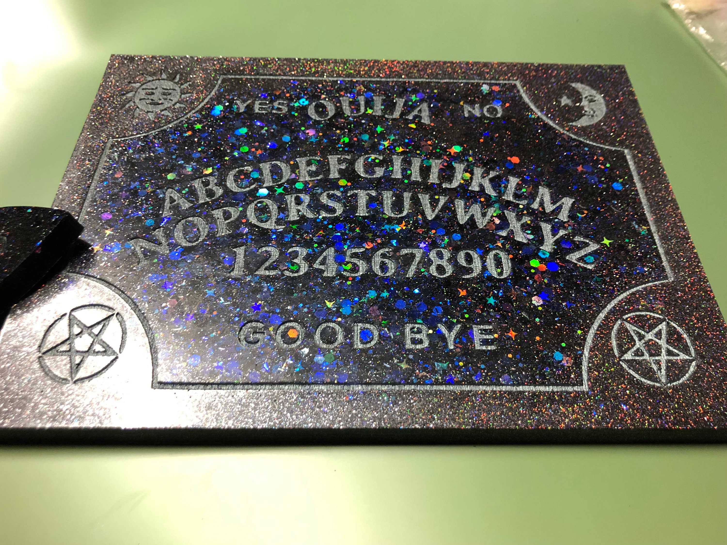 Planche de Ouija à Activer, en Résine Pièce Unique