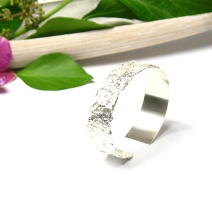 breiter Armreif aus 925 Silber, Unikat Schmuck, Armreif mit unebener Oberfläche, Silberarmreif glatte und unregelmäßige Seite, Handarbeit