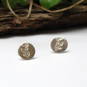 petites boucles d&#39;oreilles rondes à clous en argent sterling massif avec un motif de feuille de chêne, faites à la main comme cadeau, bijoux au design minimaliste